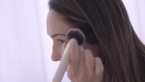 Hermosa-Joven-Haciendo-Su-Maquillaje-Frente-Al-Espejo