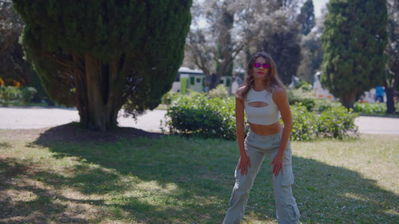 mujer posando en un parque