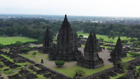 Der-Hindu-tempel-Prambanan-In-Yogyakarta,-Indonesien,-Der-Dem-Trimurti-schöpfergott-Gewidmet-Ist,-Luftbahn-Um-Schuss