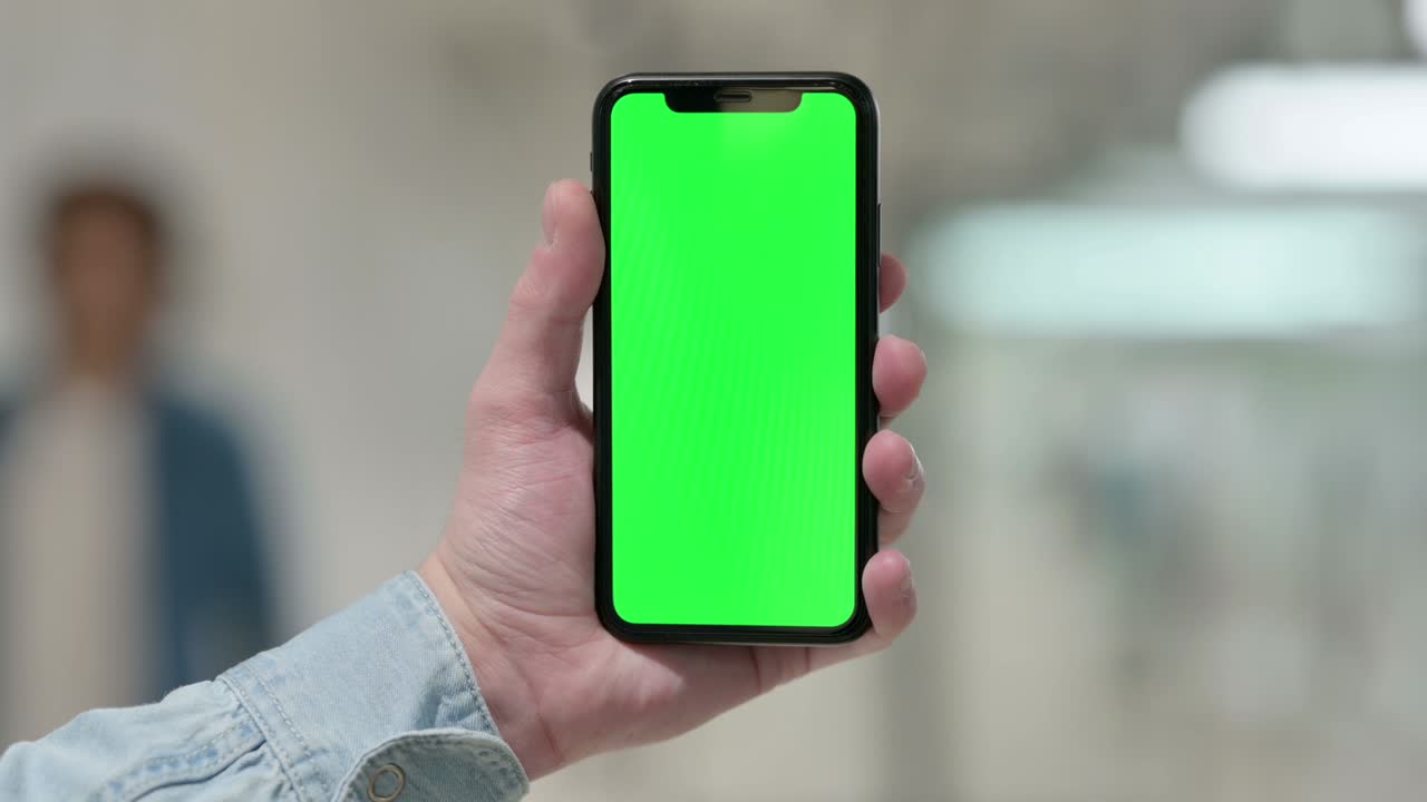 cerca de la mano sosteniendo un teléfono inteligente con pantalla cromada