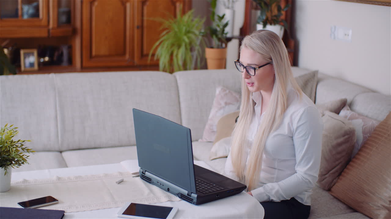 Erhvervskvinde holder onlinekonference med team på digital tablet