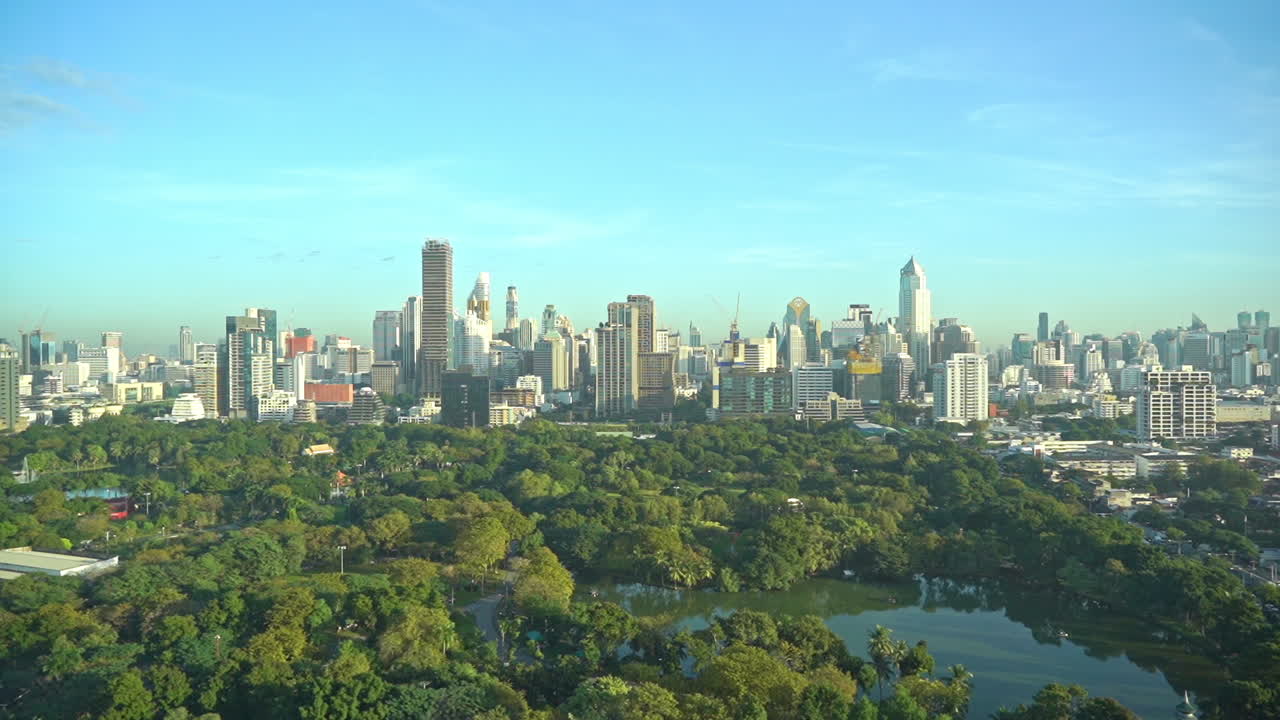 현대적인 도시 스카이라인의 공원과 강을 가로지르세요.