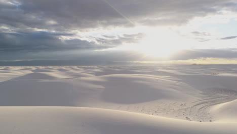 antena 4k sobre vastas dunas de arena blanca monumento nacional nuevo méxico al amanecer
