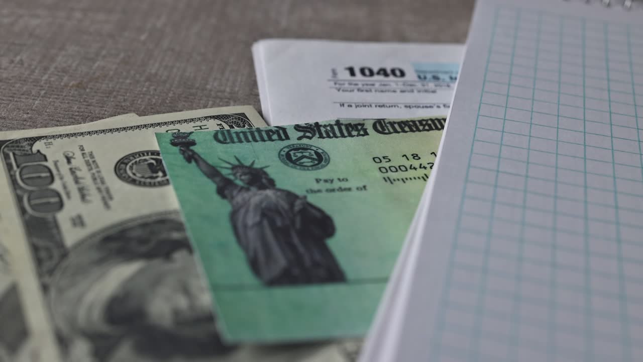 estímulo económico devolución de impuestos cheque y nosotros billetes de 100 dólares moneda
