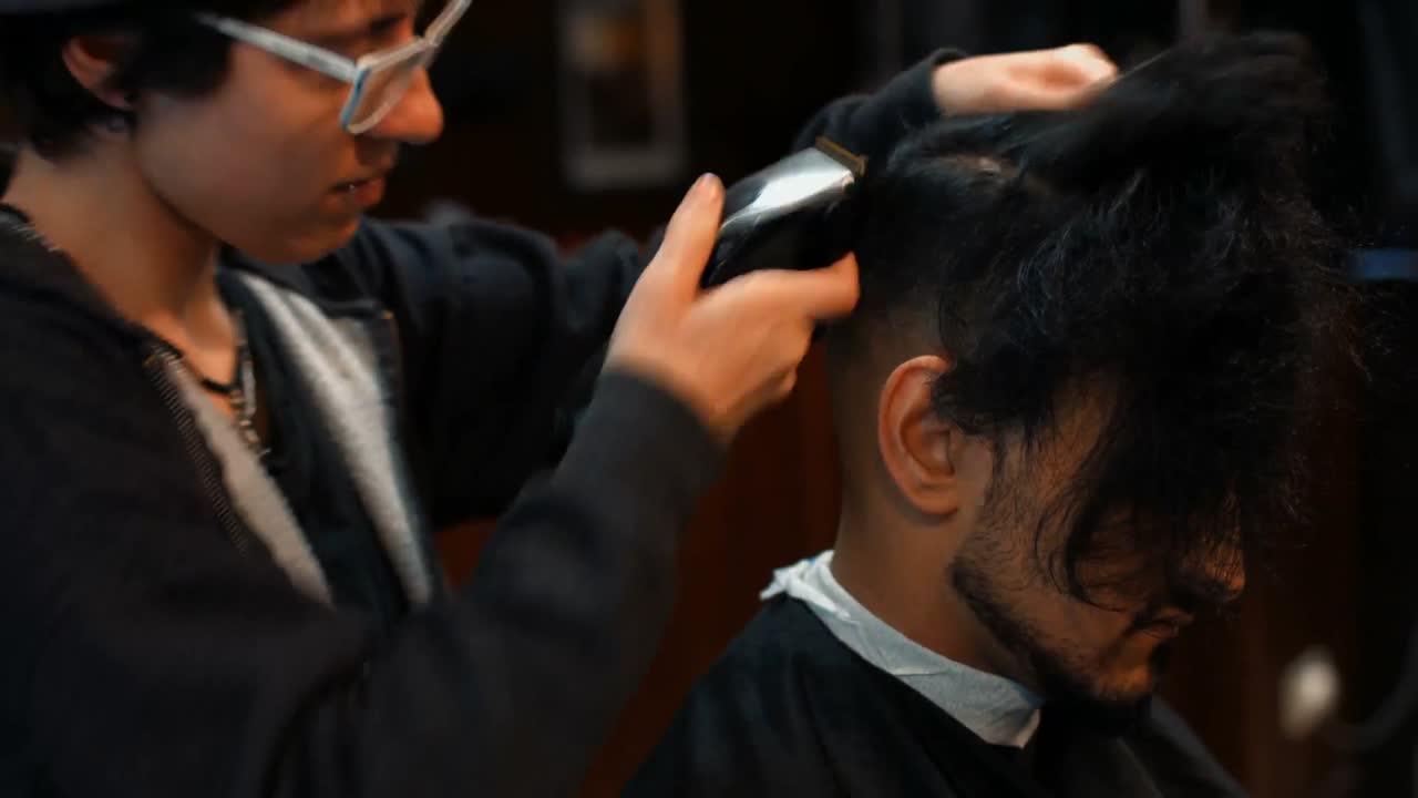 Attraktiv mand i en barbershop