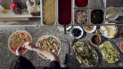 preparando pizza vegetariana en la cocina de un restaurante
