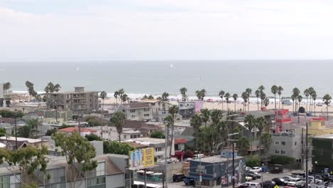 playa de venecia y barrio en los ángeles, disparo de avión no tripulado subiendo en un día nublado