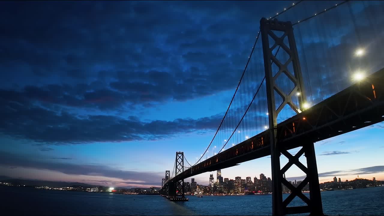 el puente de la bahía del lado de san francisco, puesta de sol.