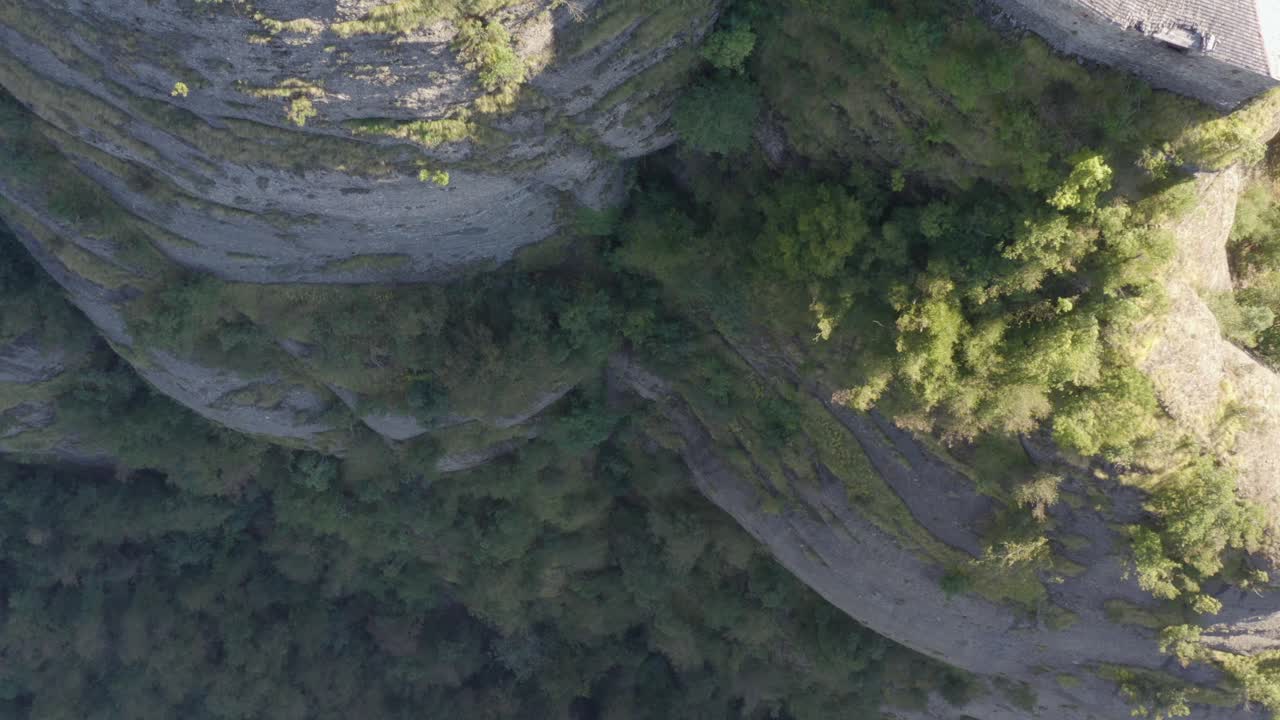 antiguo castillo en una montaña cerca de genova, liguria, italia