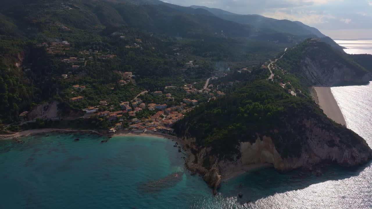 Lefkada, Yunanistan: Deniz ve yamaçlar arasına kurulmuş manzaralı köy.