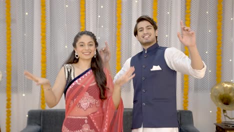 una pareja india bailando en diwali