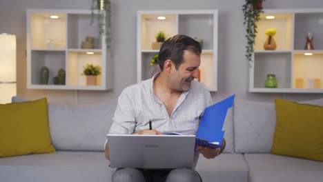 el hombre que trabaja en la computadora portátil lanza archivos enojado.