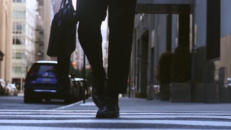 Hombre-De-Negocios-Vestido-Formalmente-Está-Cruzando-La-Calle-En-Una-Gran-Ciudad