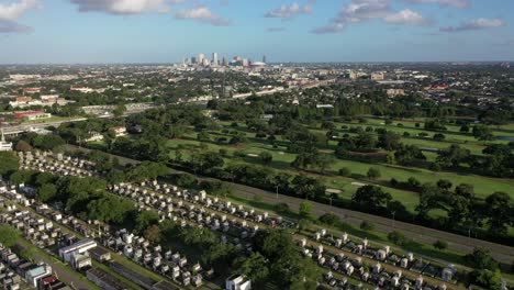 Zumbando-Un-Cementerio-Con-La-Ciudad-De-Nueva-Orleans-De-Fondo