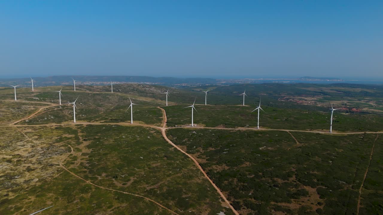 alta toma aérea de establecimiento de filas de molinos de viento en una granja de molino de viento francesa