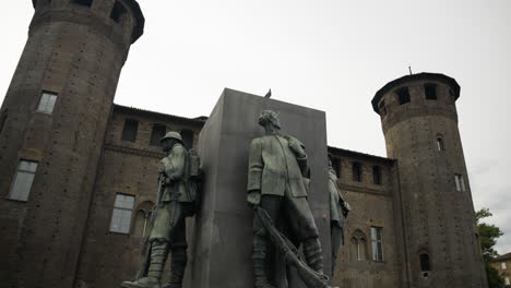 Tiro-En-Movimiento-De-ángulo-Bajo-Del-Castillo-De-Acaja-En-Turín,-Italia