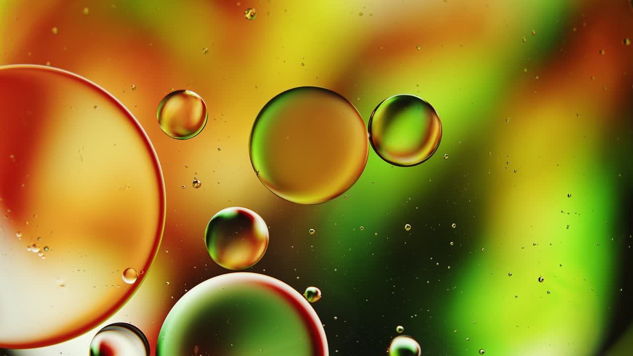 추상적인 다채로운 음식 기름 방울 거품과 구가 흐르고