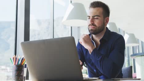 hombre de negocios trabajando en su computadora portátil