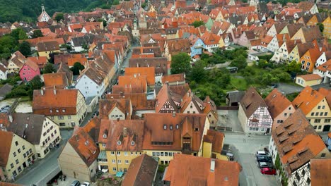 video de aviones no tripulados de 4k de casas históricas, torres e iglesias en la ciudad amurallada de rothenburg ob der tauber, alemania