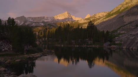 Reflejos-Del-Amanecer-De-La-Sierra-Alta-En-Pine-Lake