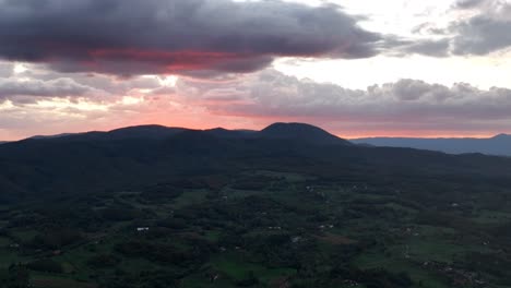 In-Den-Wunderschönen-Sonnenuntergang-Fliegen