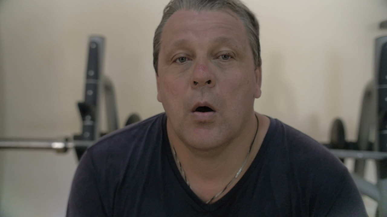 강도 높은 훈련은 그를 이 나고 피곤하게 만들었습니다.