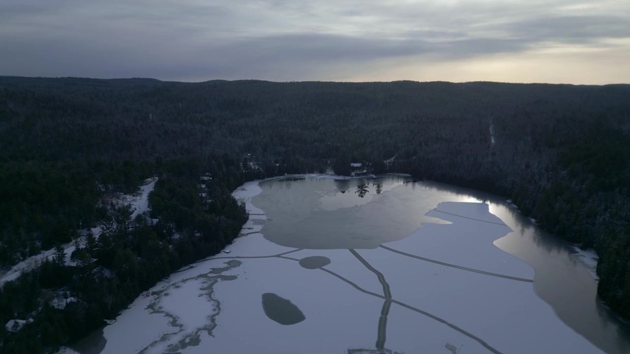 Talvisia ilmakuvia Clermoustier-järvestä metsien ympäröimänä, Petit-Chertsey, Kanada.
