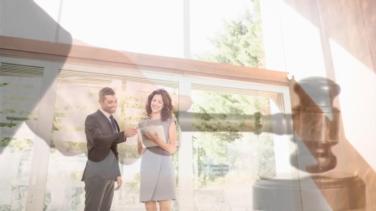 웃는 비즈니스 동료들이 사무실에서 토론하는 디지털 애니메이션 4k