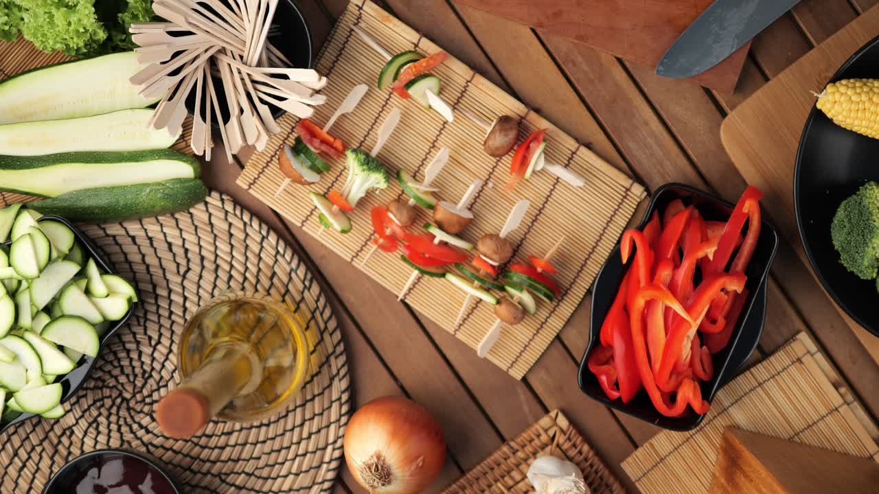 los pinchos de verduras se encuentran en una tabla de madera rodeada de ingredientes