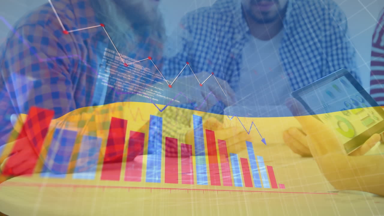 animación de la bandera de ucrania y gráficos sobre compañeros de trabajo multirraciales discutiendo el informe en una tableta digital