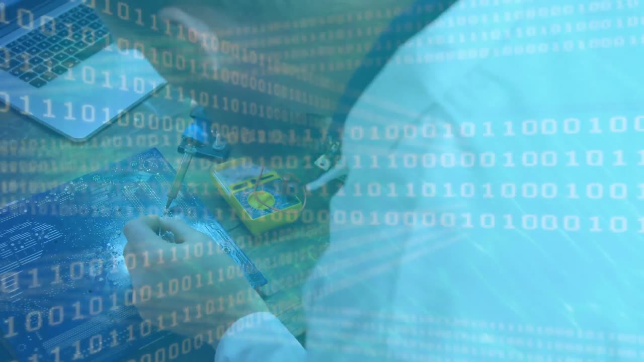 animación de procesamiento de datos sobre trabajador masculino caucásico en el taller