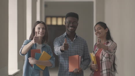 Multikulturelle-Gruppe-Von-Universitätsstudenten,-Die-Lächeln-Und-Daumen-Nach-Oben-Zeigen