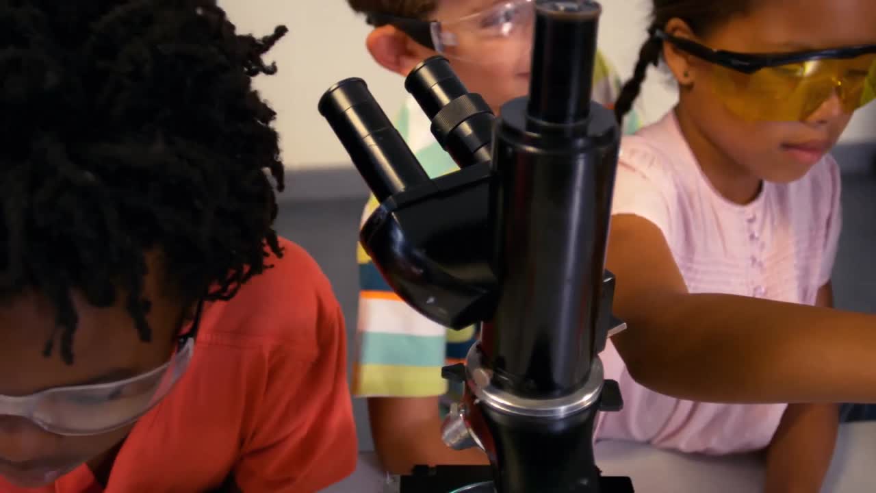 niños haciendo un experimento químico en el laboratorio