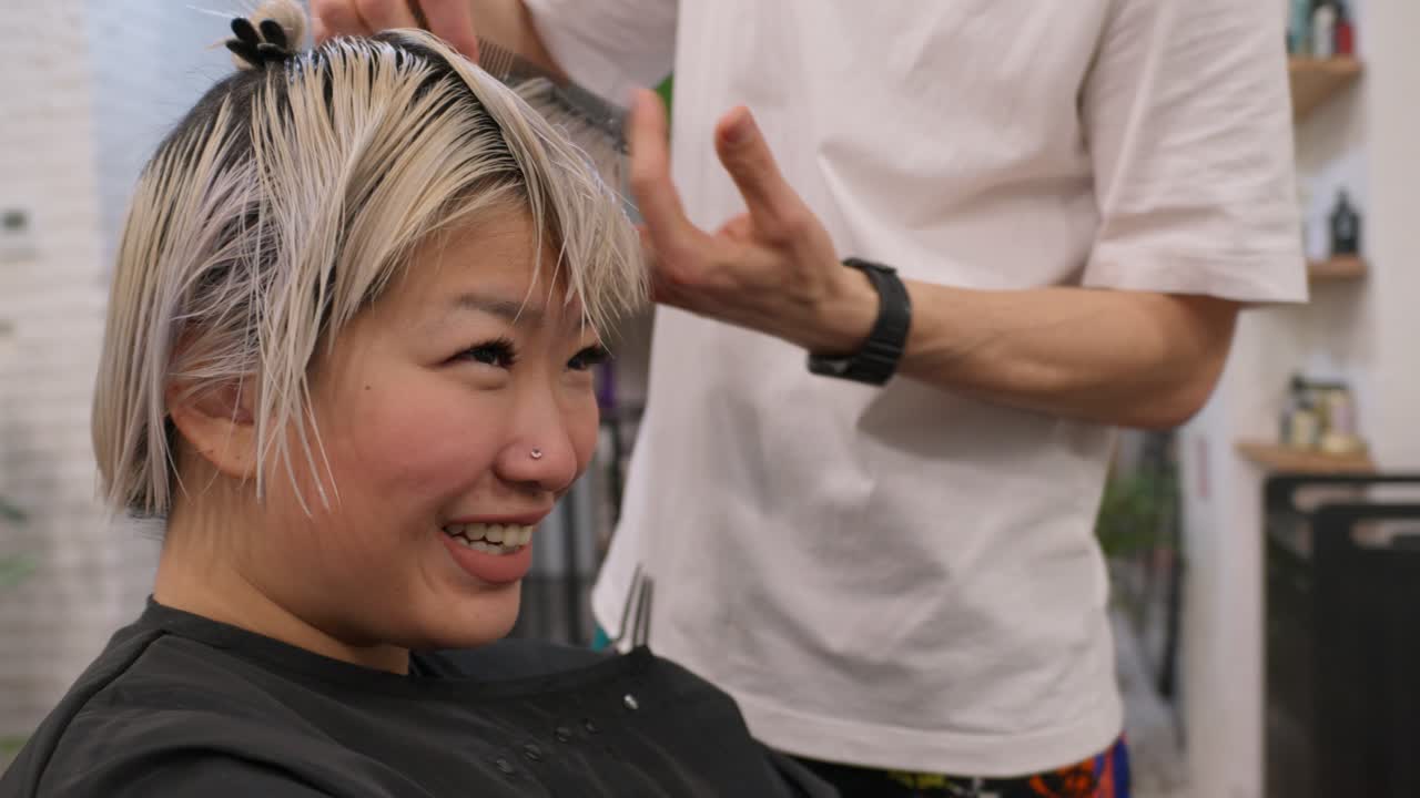 여자 가 미용실 에서 헤어 스타일링 을 하고 있다