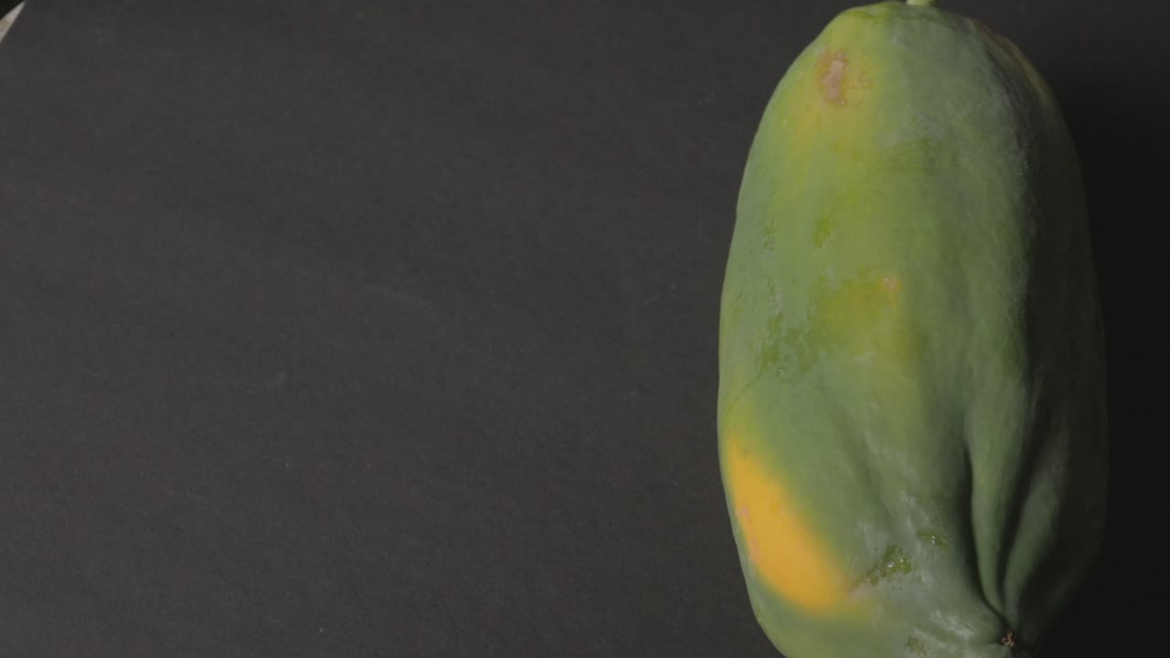 papaya fresca fruta aislada sobre fondo negro