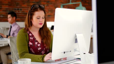 mujer trabajando en una computadora 4k