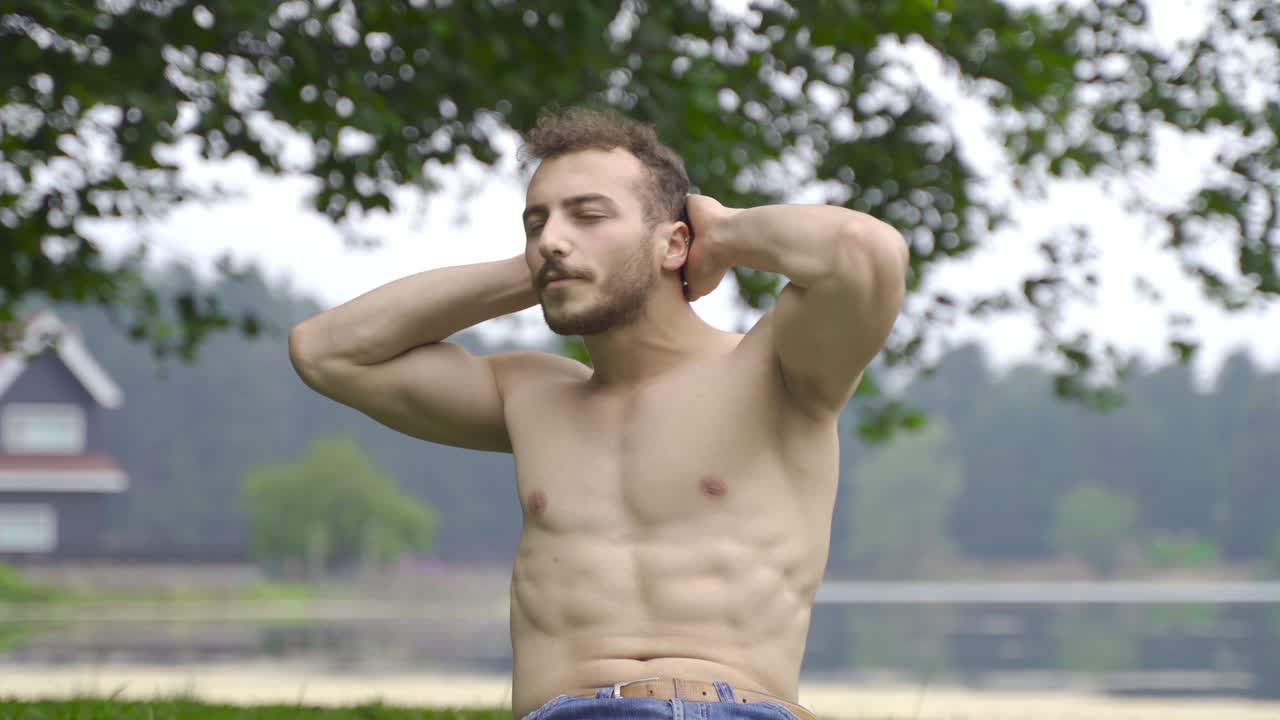 야외에서 앉아서 운동하는 남자