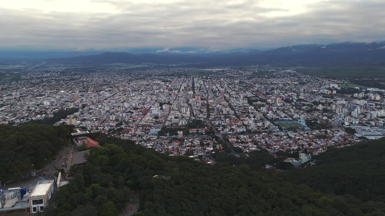 orbita de seguimiento aéreo de drones con vistas a la casa de la cima de la montaña y la ciudad capital de la provincia de salta, argentina