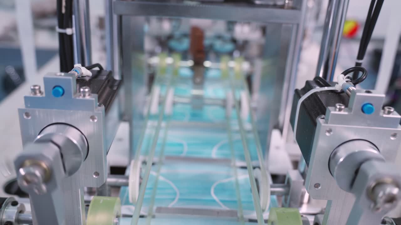 línea de producción de máscaras faciales en una fábrica moderna