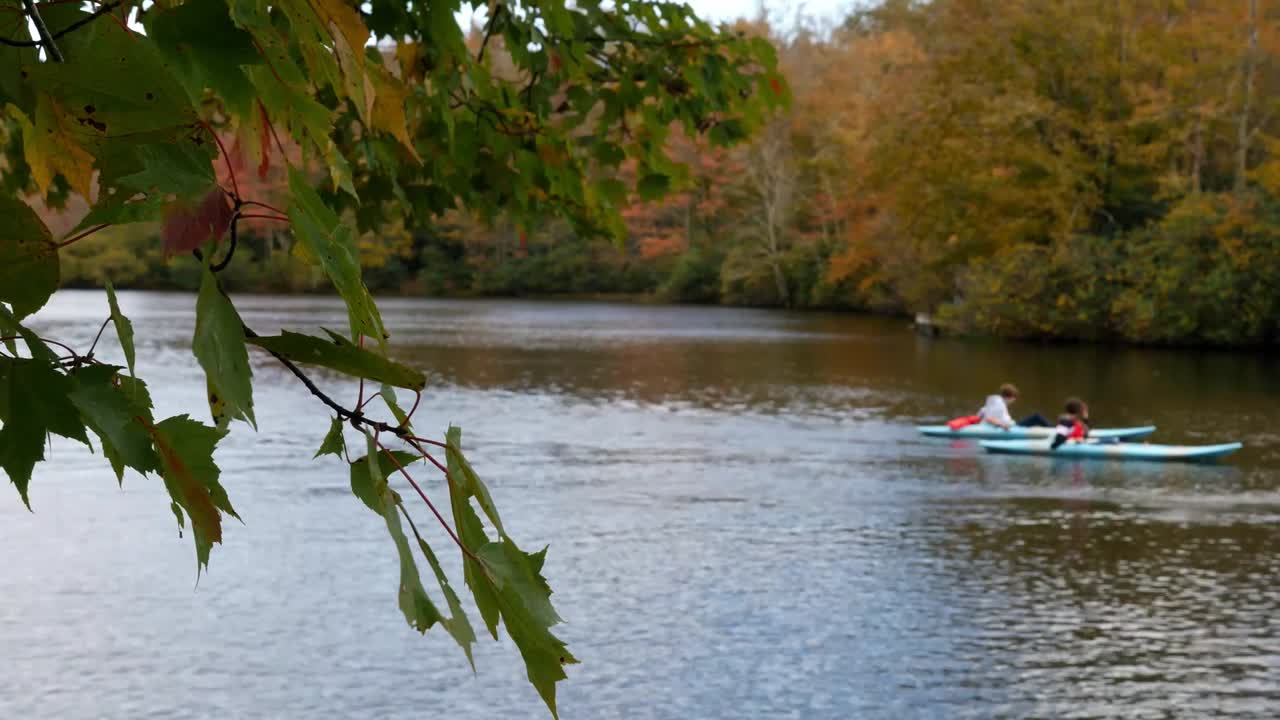 카약과 붉은 단풍나무가 있는 가을의 가격 호수