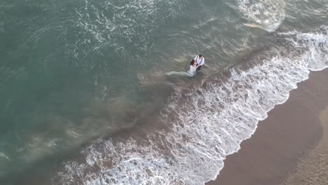 Wedding-couple-on-the-sea