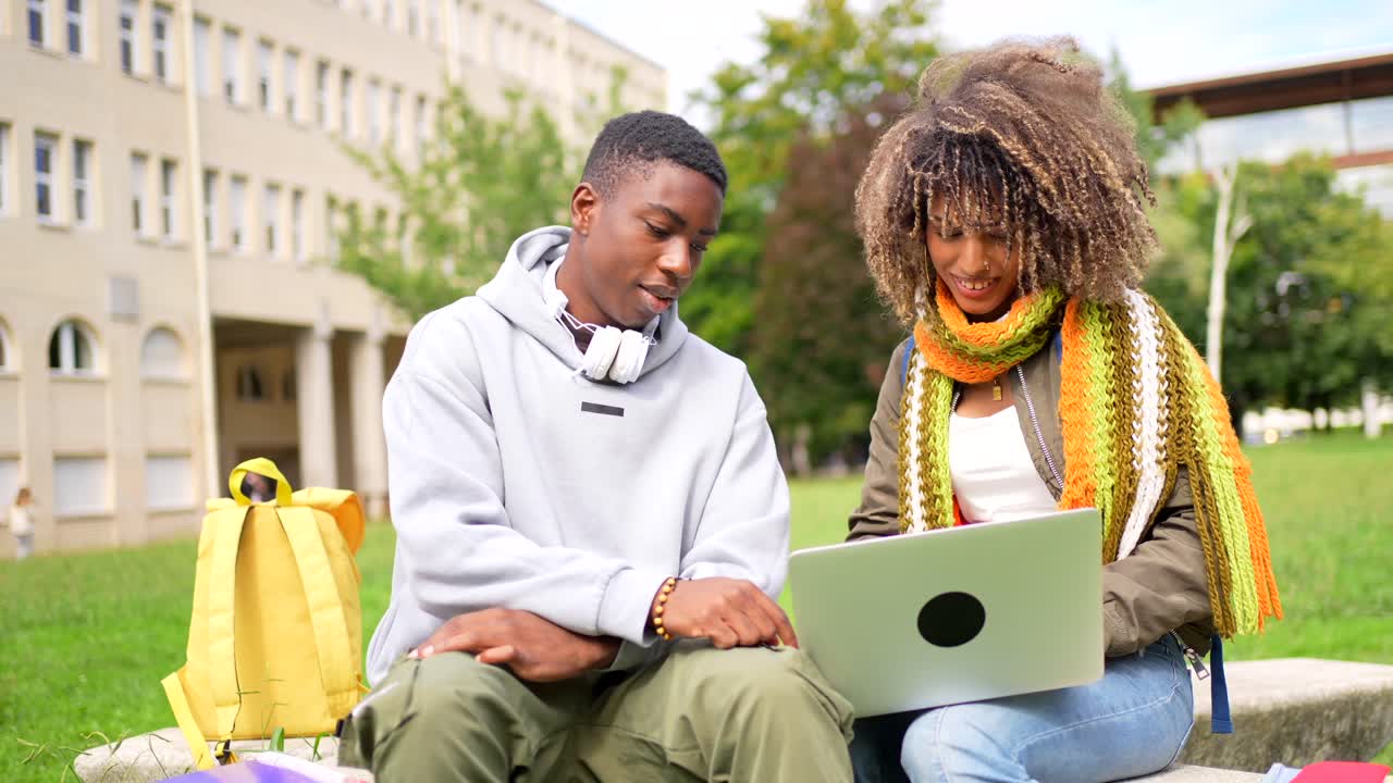 Étudiants faisant leurs études ensemble sur le campus