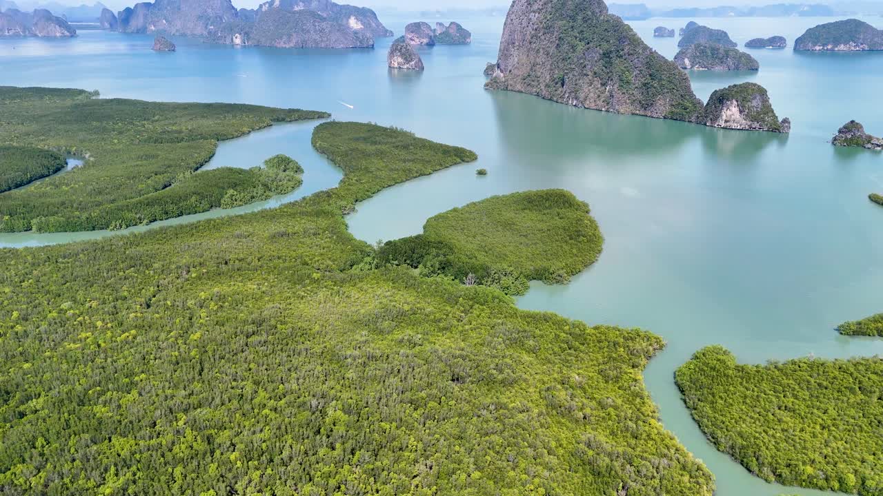 imágenes de drones que muestran los exuberantes paisajes y las aguas turquesas de la bahía de phang nga, tailandia, bajo un cielo azul claro