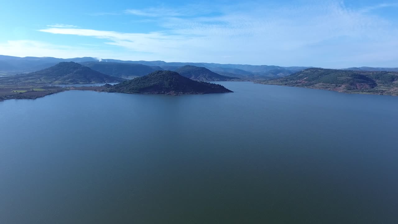 프랑스 남부의 호수 위를 날아다니는 공중 사진.