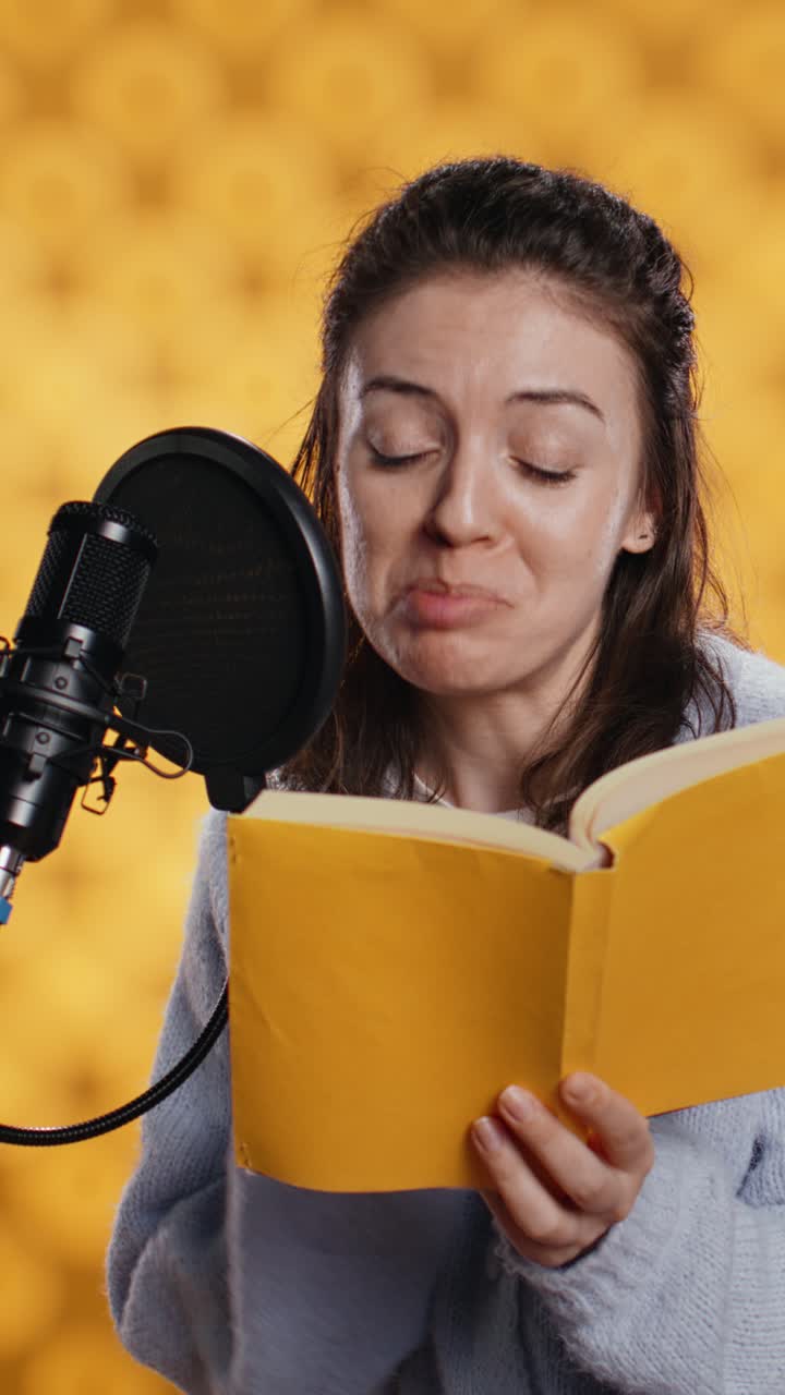 Joven leyendo un libro en un micrófono para un pódcast