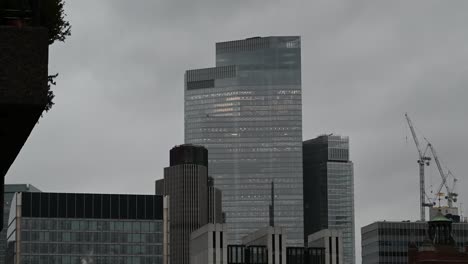 una vista gris desde el centro de barbican a la ciudad de londres, reino unido