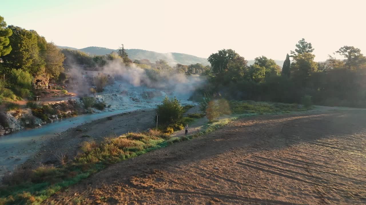 cascate del mulino, relajante baño de aguas termales naturales, saturnia, toscana, italia, europa, vista de avión no tripulado viajando hacia adelante desde el campo