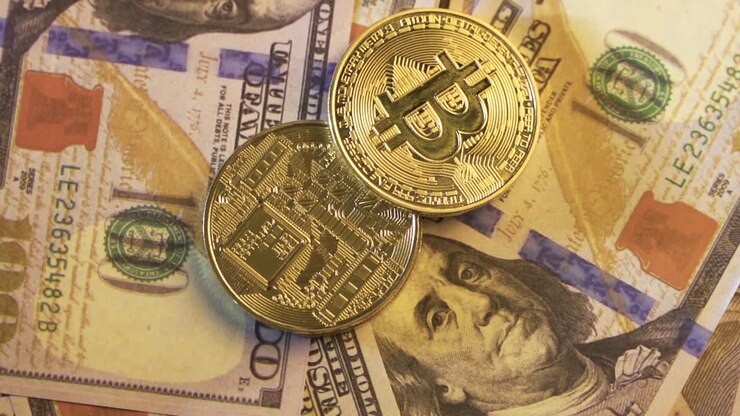 Concetto di finanza e investimento. Dollaro, euro, bitcoin al rallentatore
