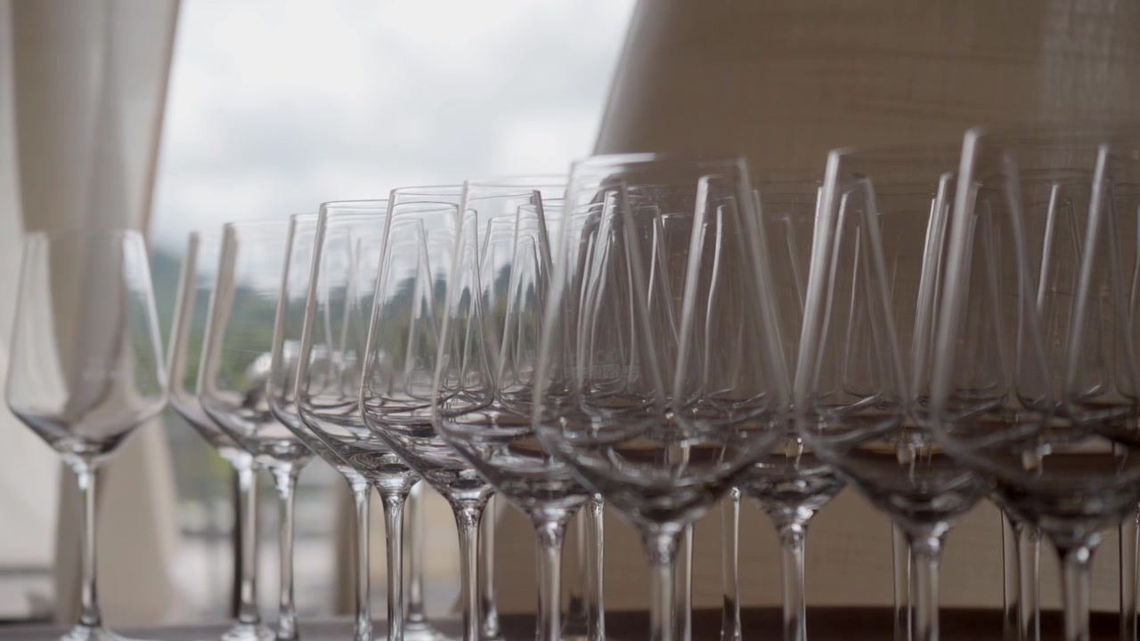 Primer plano de copas de vino vacías sobre la mesa. Preparación de la fiesta.