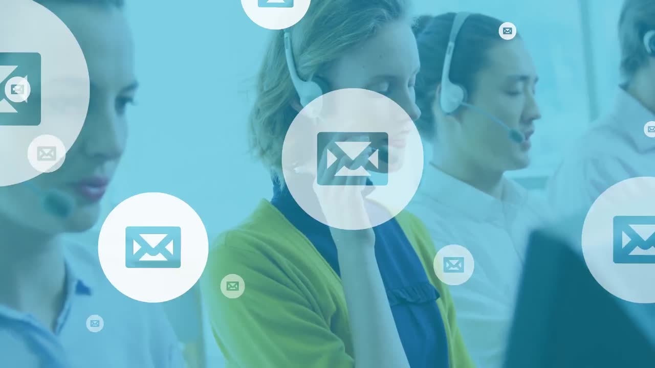 Animación de iconos de correo electrónico en línea sobre diversas personas de negocios con auriculares telefónicos.